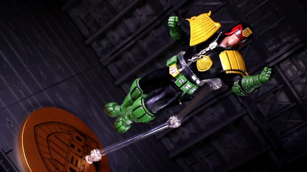 mezco-dredd-07
