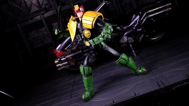 mezco-dredd-08